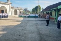 Kanit Samapta Polsek Buay Madang Timur, Ipda Alim Susilo, memberikan pengarahan kepada siswa-siswi MTS dan MI NU Al-Anwar di Desa Raman Agung, Kecamatan Buay Madang Timur. 