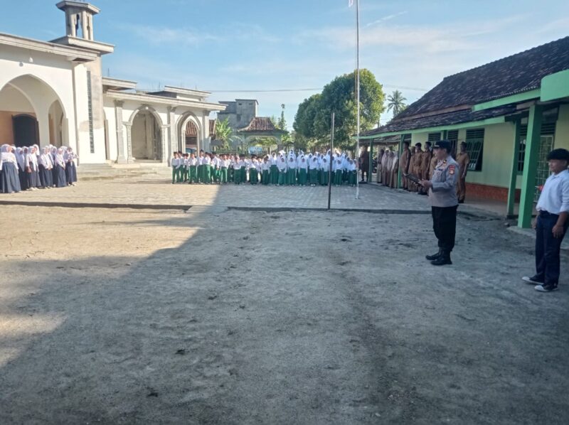 Kanit Samapta Polsek Buay Madang Timur, Ipda Alim Susilo, memberikan pengarahan kepada siswa-siswi MTS dan MI NU Al-Anwar di Desa Raman Agung, Kecamatan Buay Madang Timur. 