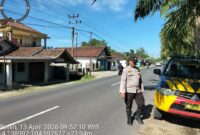 Aiptu Mulyono bersama personel Polsek Buay Madang Timur saat melaksanakan giat patroli antisipasi 3C dan mitigasi Karhutla di sepanjang jalan Desa Karang Tengah, OKU Timur. 
