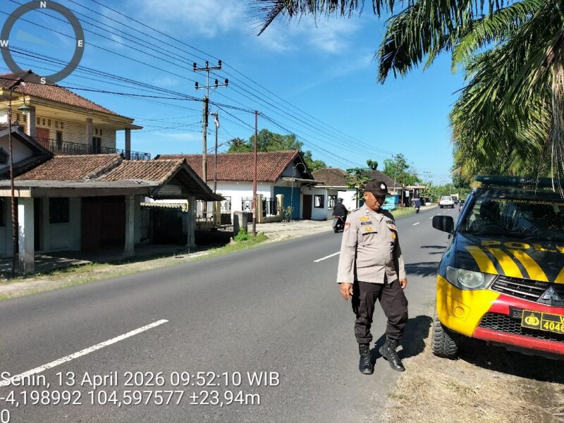 Aiptu Mulyono bersama personel Polsek Buay Madang Timur saat melaksanakan giat patroli antisipasi 3C dan mitigasi Karhutla di sepanjang jalan Desa Karang Tengah, OKU Timur. 