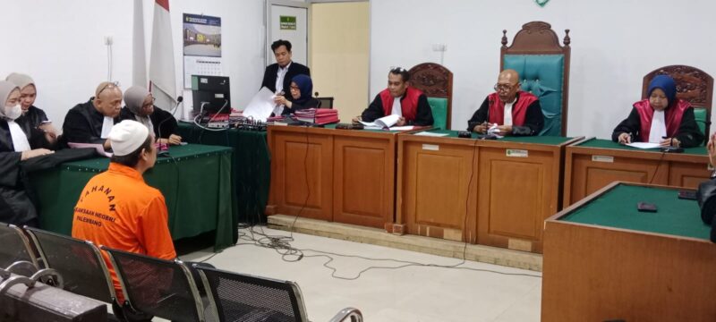 Saat majelis hakim menjatuhkan hukuman terhadap terdakwa Misbahul Munir di PN Palembang, Senin (13/4/2026)