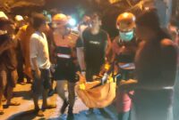 Jasad korban saat dievakuasi menuju rumah duka. Foto: Basarnas Palembang.