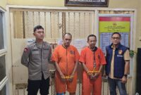 Dua tersangka saat diamankan di Polda Sumsel.