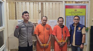 Dua tersangka saat diamankan di Polda Sumsel.