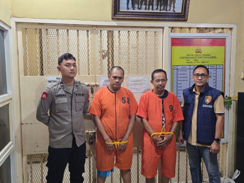 Dua tersangka saat diamankan di Polda Sumsel.