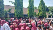 Dalam kegiatan Cooling System di SDN Liman Sari, Kapolsek BMT IPTU Swisspo mengajak siswa-siswi untuk berani katakan TIDAK pada bullying dan fokus mengejar cita-cita.