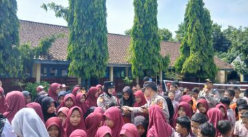 Dalam kegiatan Cooling System di SDN Liman Sari, Kapolsek BMT IPTU Swisspo mengajak siswa-siswi untuk berani katakan TIDAK pada bullying dan fokus mengejar cita-cita.
