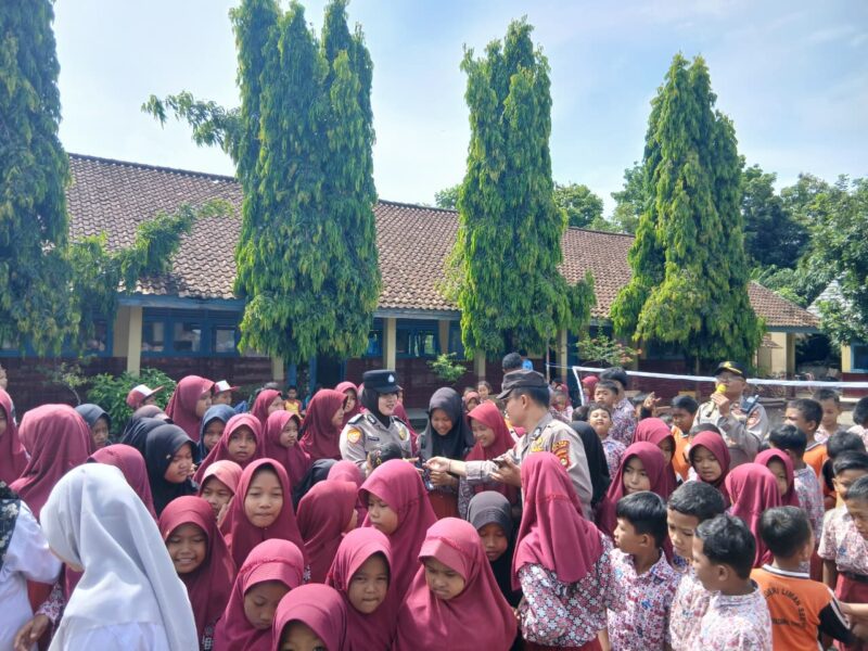 Dalam kegiatan Cooling System di SDN Liman Sari, Kapolsek BMT IPTU Swisspo mengajak siswa-siswi untuk berani katakan TIDAK pada bullying dan fokus mengejar cita-cita.