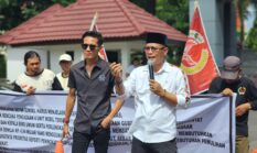 SIRA Demo Tolak Pengadaan Mobil Mewah dan Pakaian Dinas Rp7,9 Miliar di Kantor Gubernur Sumsel