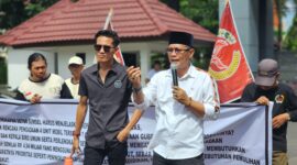 Saat demonstrasi digelar oleh kelompok Suara Informasi Rakyat Sriwijaya (SIRA) di Kantor Gubernur Sumatera Selatan, Rabu (15/4/2026),