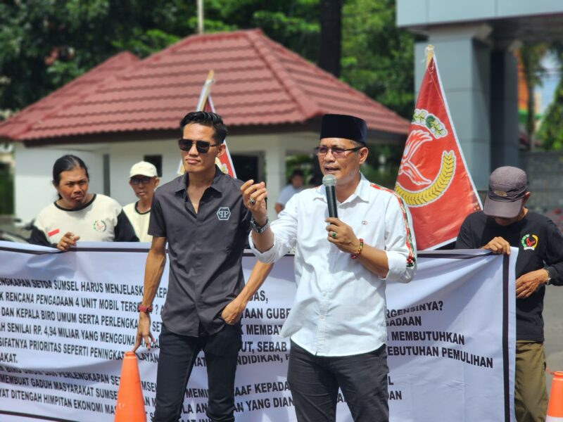 Saat demonstrasi digelar oleh kelompok Suara Informasi Rakyat Sriwijaya (SIRA) di Kantor Gubernur Sumatera Selatan, Rabu (15/4/2026),