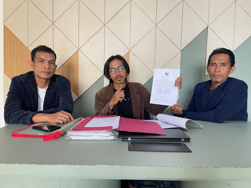 Kuasa Hukum BUMDESMA Alam Sejahtera Feri Apriansyah SH didampingi Fahrizal SH dan Ansro Budianto SH saat memunjuka berkas laporan.