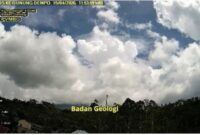 Tangkapan layar visual Erupsi Gunung Api Dempo tanggal 15 April 2026 pukul 11:45 WIB dari CCTV Pos Pengamatan Gunung Api Dempo. Foto : ist