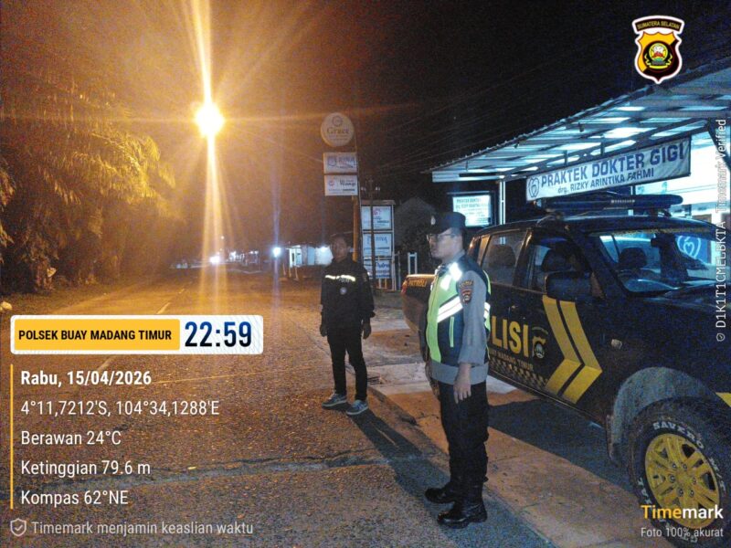 Menjaga Kamtibmas tetap kondusif, Personel Polsek Buay Madang Timur di bawah pimpinan Iptu Swisspo melaksanakan Patroli KRYD dan Patroli Subuh di wilayah Desa Berasan Mulya. 