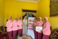 Ibu Ketua Bhayangkari Cabang OKU Timur, Ny. Ingrid Kartika Dewi Adik Listiyono, hadir langsung di kediaman personel Polsek BMT untuk berbagi dukungan dan kasih sayang. Melalui program Bhayangkari Peduli, diharapkan solidaritas di lingkungan Polres OKU Timur semakin kuat. 