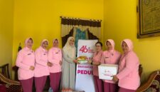 Ibu Ketua Bhayangkari Cabang OKU Timur, Ny. Ingrid Kartika Dewi Adik Listiyono, hadir langsung di kediaman personel Polsek BMT untuk berbagi dukungan dan kasih sayang. Melalui program Bhayangkari Peduli, diharapkan solidaritas di lingkungan Polres OKU Timur semakin kuat. 