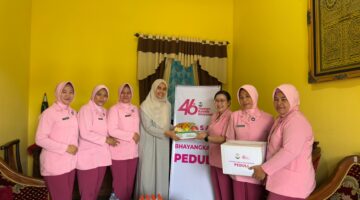 Ibu Ketua Bhayangkari Cabang OKU Timur, Ny. Ingrid Kartika Dewi Adik Listiyono, hadir langsung di kediaman personel Polsek BMT untuk berbagi dukungan dan kasih sayang. Melalui program Bhayangkari Peduli, diharapkan solidaritas di lingkungan Polres OKU Timur semakin kuat. 