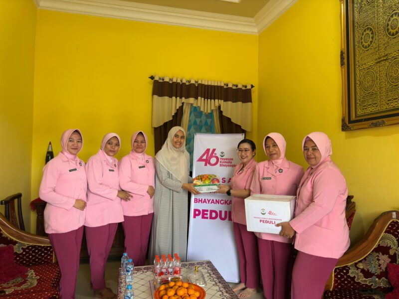 Ibu Ketua Bhayangkari Cabang OKU Timur, Ny. Ingrid Kartika Dewi Adik Listiyono, hadir langsung di kediaman personel Polsek BMT untuk berbagi dukungan dan kasih sayang. Melalui program Bhayangkari Peduli, diharapkan solidaritas di lingkungan Polres OKU Timur semakin kuat. 