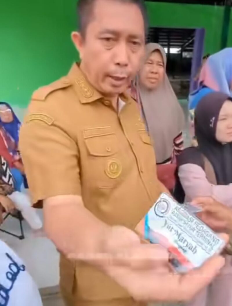 fhoto (istimewa/tangkapan layar tiktok@pagaralam.serame) : bukti pungli terselubung di pasar terminal nendagung yang resahkan pedagang dan kuli panggul