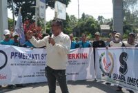 SIRA dan PST saat gelar aksi digedung kejaksaan tinggi kejati Sumsel, Kamis (16/4/2026)
