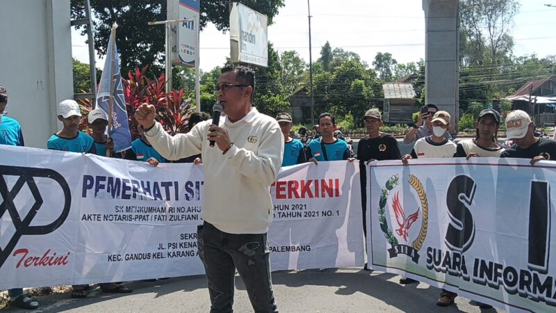 SIRA dan PST saat gelar aksi digedung kejaksaan tinggi kejati Sumsel, Kamis (16/4/2026)