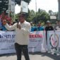 SIRA dan PST saat gelar aksi digedung kejaksaan tinggi kejati Sumsel, Kamis (16/4/2026)