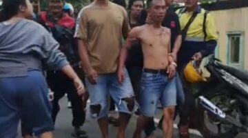 Foto : Pelaku saat digiring warga sentosa kec Su 2 palembang