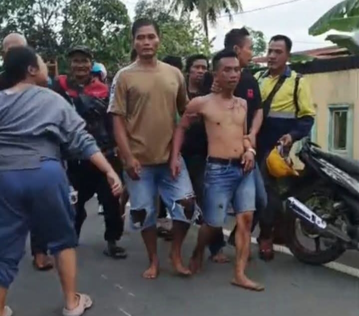 Foto : Pelaku saat digiring warga sentosa kec Su 2 palembang