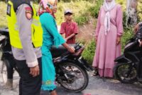 Personel Polsek Buay Madang Timur, Aipda Sahrul Munir dan Aipda Zulkifli, saat memberikan himbauan Kamtibmas kepada warga di Desa Gumuk Rejo. 