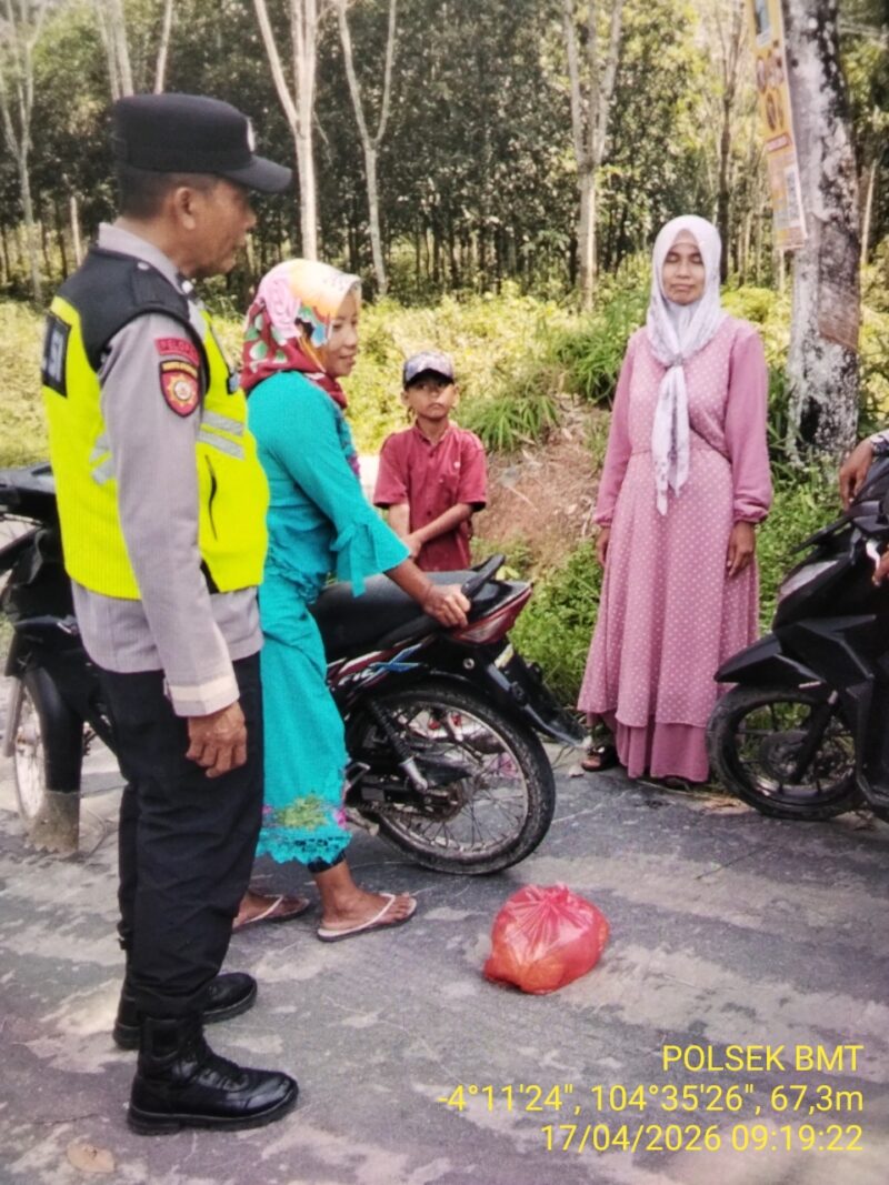 Personel Polsek Buay Madang Timur, Aipda Sahrul Munir dan Aipda Zulkifli, saat memberikan himbauan Kamtibmas kepada warga di Desa Gumuk Rejo. 