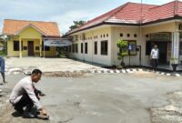 Bahu-membahu demi kenyamanan bersama! Personel Polsek Buay Madang Timur melakukan aksi bersih-bersih dan pembenahan Mako dalam program Belida. 