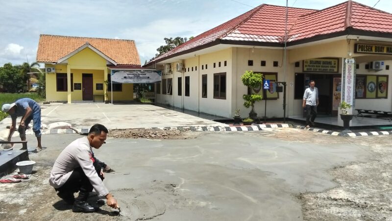 Bahu-membahu demi kenyamanan bersama! Personel Polsek Buay Madang Timur melakukan aksi bersih-bersih dan pembenahan Mako dalam program Belida. 