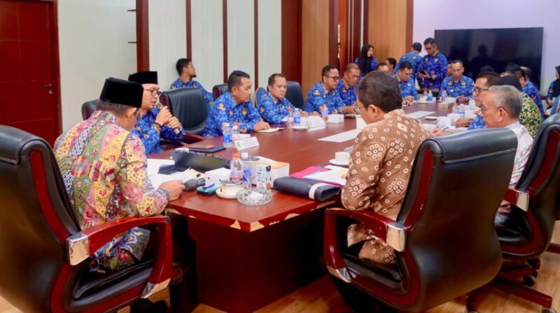 Wakil Bupati Muba, Abdur Rohman Husen,
Pimpin rapat langkah strategis migrasi layanan listrik dari PT Muba Electric Power (PT MEP) ke PT PLN (Persero).