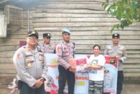 Dalam rangka menyambut Hari Bhayangkara ke-80, Polsek Buay Madang Timur menggelar bakti sosial dengan menyalurkan paket sembako kepada warga kurang mampu dan lansia. 