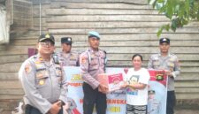 Dalam rangka menyambut Hari Bhayangkara ke-80, Polsek Buay Madang Timur menggelar bakti sosial dengan menyalurkan paket sembako kepada warga kurang mampu dan lansia. 