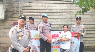 Dalam rangka menyambut Hari Bhayangkara ke-80, Polsek Buay Madang Timur menggelar bakti sosial dengan menyalurkan paket sembako kepada warga kurang mampu dan lansia. 