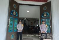 Wujudkan rasa aman bagi umat Kristiani, personel Polsek Buay Madang Timur laksanakan pengamanan ibadah Minggu di Gereja Trinitas Bangun Sari (BK 3).