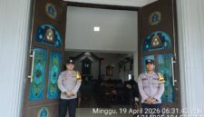 Wujudkan rasa aman bagi umat Kristiani, personel Polsek Buay Madang Timur laksanakan pengamanan ibadah Minggu di Gereja Trinitas Bangun Sari (BK 3).