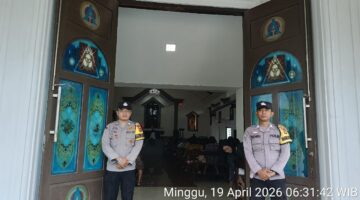 Wujudkan rasa aman bagi umat Kristiani, personel Polsek Buay Madang Timur laksanakan pengamanan ibadah Minggu di Gereja Trinitas Bangun Sari (BK 3).