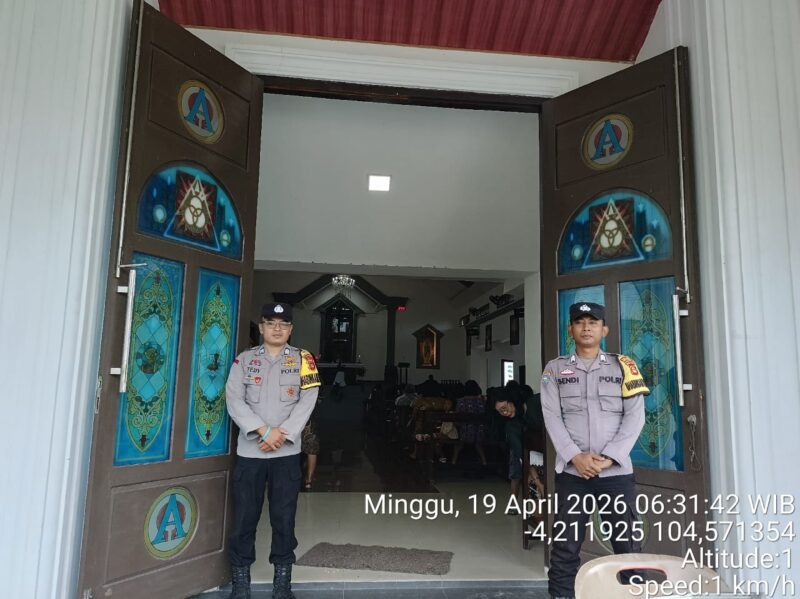 Wujudkan rasa aman bagi umat Kristiani, personel Polsek Buay Madang Timur laksanakan pengamanan ibadah Minggu di Gereja Trinitas Bangun Sari (BK 3).