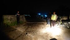 Kapolsek BMT IPTU Swisspo, turun langsung ke lapangan memimpin patroli hunting di jam-jam rawan. Tidak hanya berpatroli, personel juga menyapa warga untuk memastikan situasi lingkungan tetap aman dari gangguan 3C.