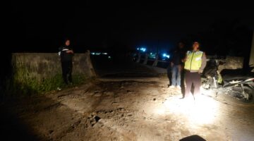 Kapolsek BMT IPTU Swisspo, turun langsung ke lapangan memimpin patroli hunting di jam-jam rawan. Tidak hanya berpatroli, personel juga menyapa warga untuk memastikan situasi lingkungan tetap aman dari gangguan 3C.