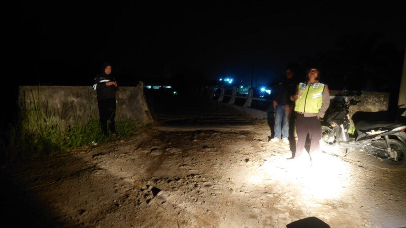 Kapolsek BMT IPTU Swisspo, turun langsung ke lapangan memimpin patroli hunting di jam-jam rawan. Tidak hanya berpatroli, personel juga menyapa warga untuk memastikan situasi lingkungan tetap aman dari gangguan 3C.