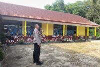 Kapolsek Buay Madang Timur, IPTU Swisspo, hadir langsung di SDN Tanjung Sari dalam kegiatan Cooling System dan Sambang Sekolah.