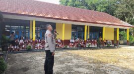 Kapolsek Buay Madang Timur, IPTU Swisspo, hadir langsung di SDN Tanjung Sari dalam kegiatan Cooling System dan Sambang Sekolah.