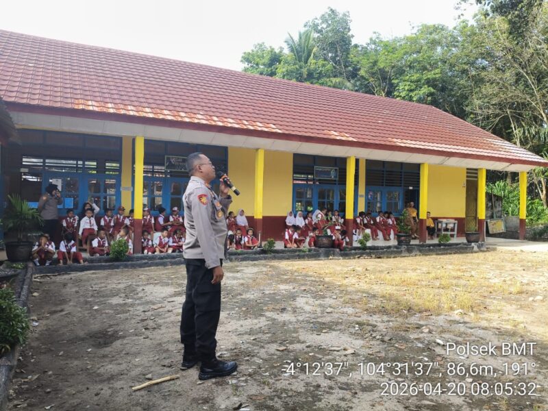 Kapolsek Buay Madang Timur, IPTU Swisspo, hadir langsung di SDN Tanjung Sari dalam kegiatan Cooling System dan Sambang Sekolah.
