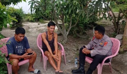 Personel Polsek Buay Madang Timur, Aipda Sahrul Munir dan Aipda Zulkifli, melaksanakan giat sambang dan silaturahmi langsung dengan warga di Desa Kumpul Rejo.