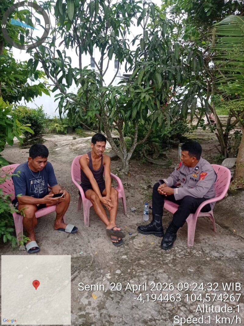 Personel Polsek Buay Madang Timur, Aipda Sahrul Munir dan Aipda Zulkifli, melaksanakan giat sambang dan silaturahmi langsung dengan warga di Desa Kumpul Rejo.