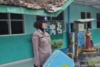 Bhabinkamtibmas Bripka Corry saat bertindak sebagai Pembina Upacara peringatan Hari Kartini di SDN Charitas 03, Desa Karang Tengah, Kabupaten OKU Timur. 