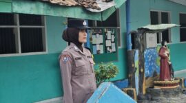 Bhabinkamtibmas Bripka Corry saat bertindak sebagai Pembina Upacara peringatan Hari Kartini di SDN Charitas 03, Desa Karang Tengah, Kabupaten OKU Timur. 